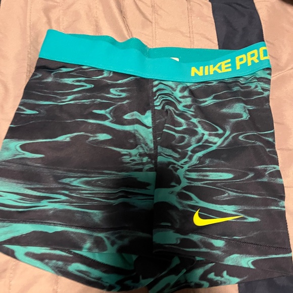 5 pairs of Nike shorts - Picture 10 of 11